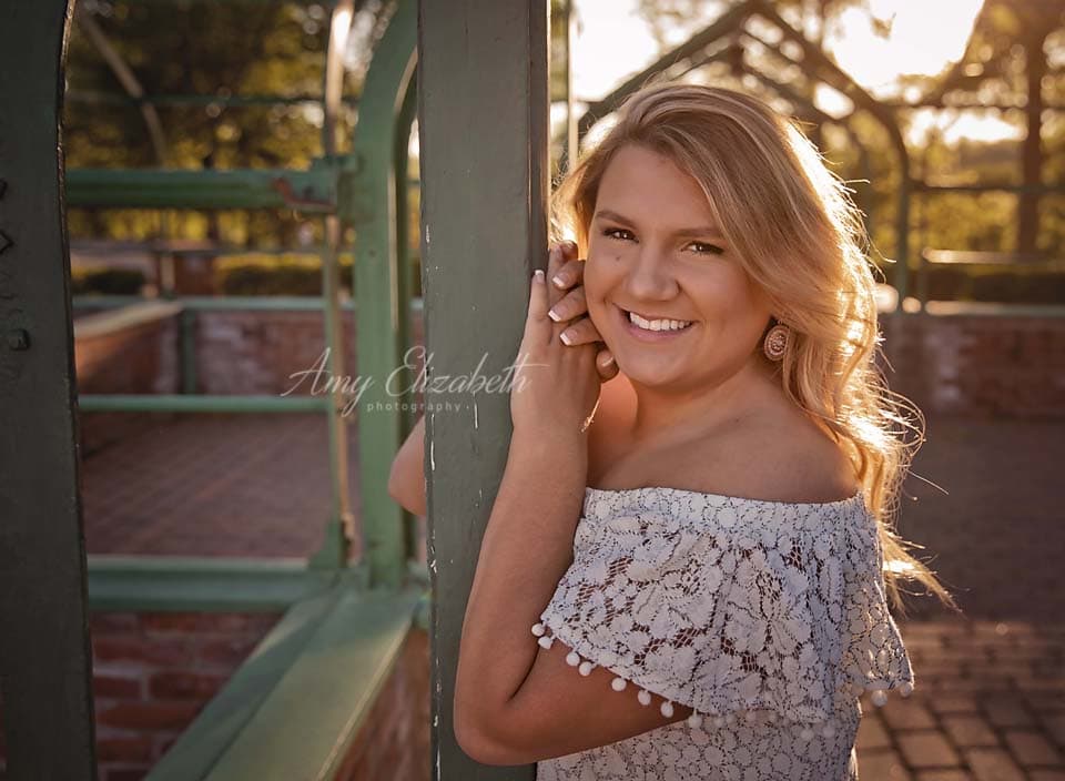 senior girl at queeny park st louis photographer