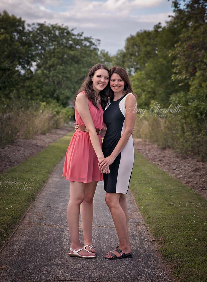 mom with senior daughter queeny park st louis family photographers