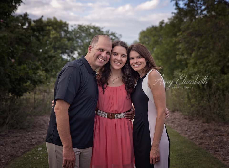 mom and dad with senior daughter st louis family photographer