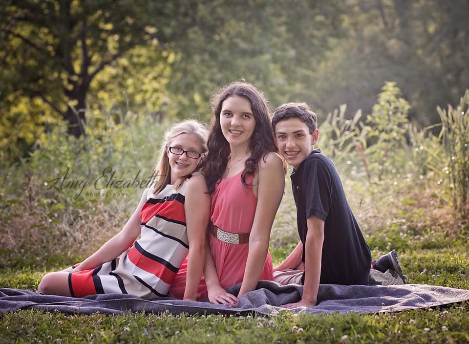 siblings sitting together st louis family photographer