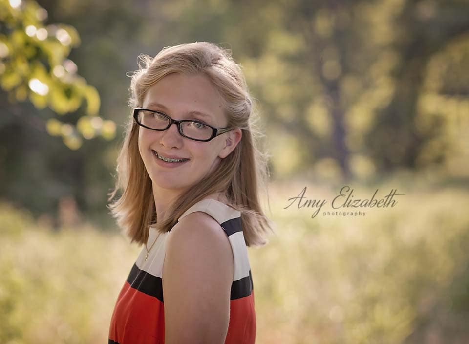 teen girl wearing glasses st louis family photographer